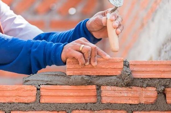 El trabajo registrado en la construcción bajó un 24,2% y se profundiza la crisis en el sector