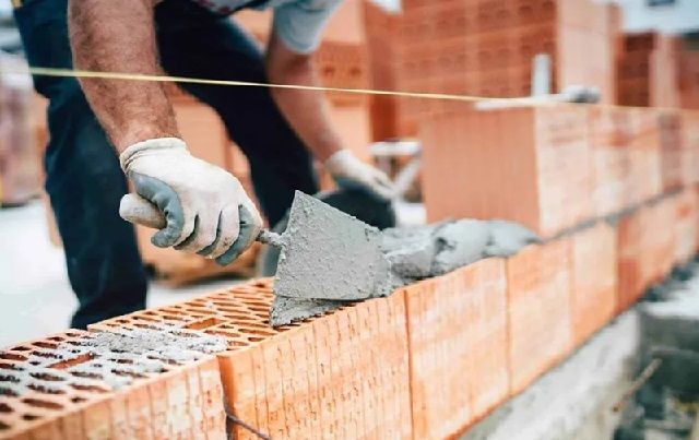 El trabajo registrado en la construcción retrocedió un 22,4% en marzo