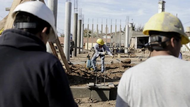 Se desplomó el empleo registrado en la construcción