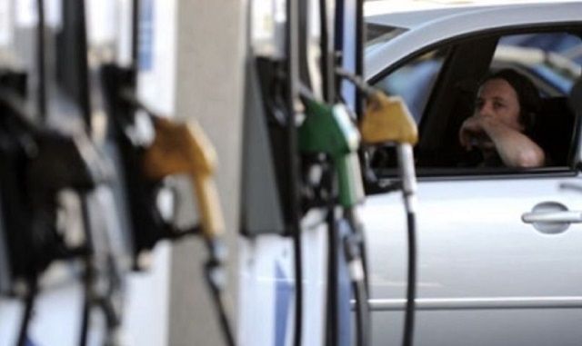 El consumo de combustibles cayó un 12% y ya acumula un año completo en baja