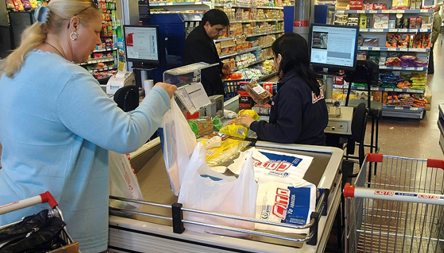 En abril se desaceleró la caída en las ventas en los supermercados