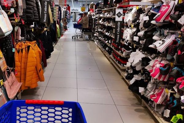 En el lapso de un año bajó un 3,2% el consumo real de ropa en los supermercados