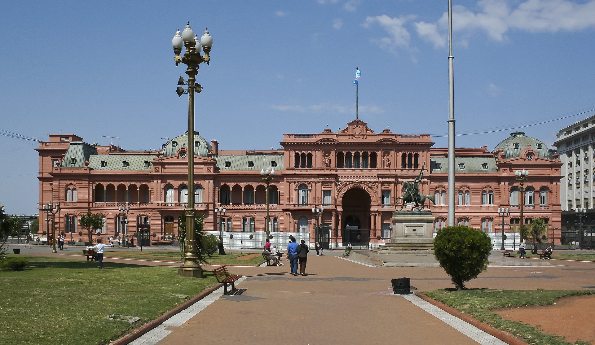 Los fondos nacionales cayeron en términos reales por encima del 6% en el primer cuatrimestre