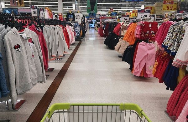 En un año la venta de indumentaria en los supermercados cayó un 37,1% en términos reales