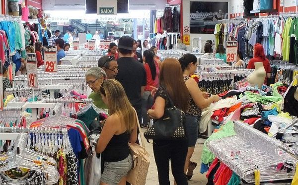 El consumo de indumentaria y calzado en los supermercados se retrajo un 18%