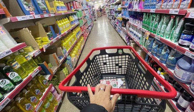 El consumo en los supermercados quedó un 13,8% por debajo de la inflación