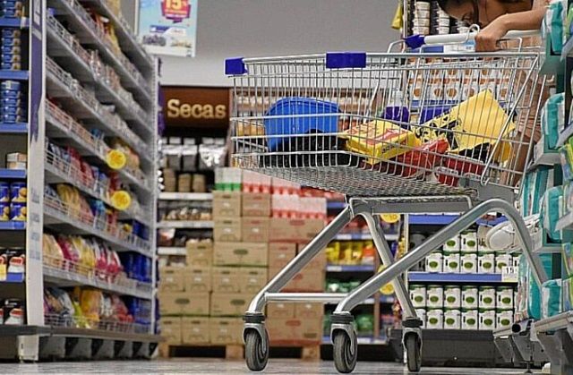 El consumo real en los supermercados cayó un 32,1%