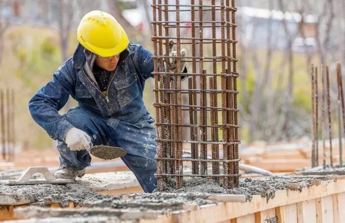 El empleo registrado en la construcción se desplomó casi un 65% en mayo