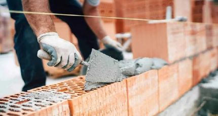 El trabajo registrado en la construcción retrocedió un 22,4% en marzo