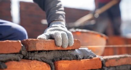 El salario formal en la construcción alcanzó un monto promedio de $1.921.308