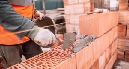 El empleo formal en la construcción cayó un 28,7% en abril